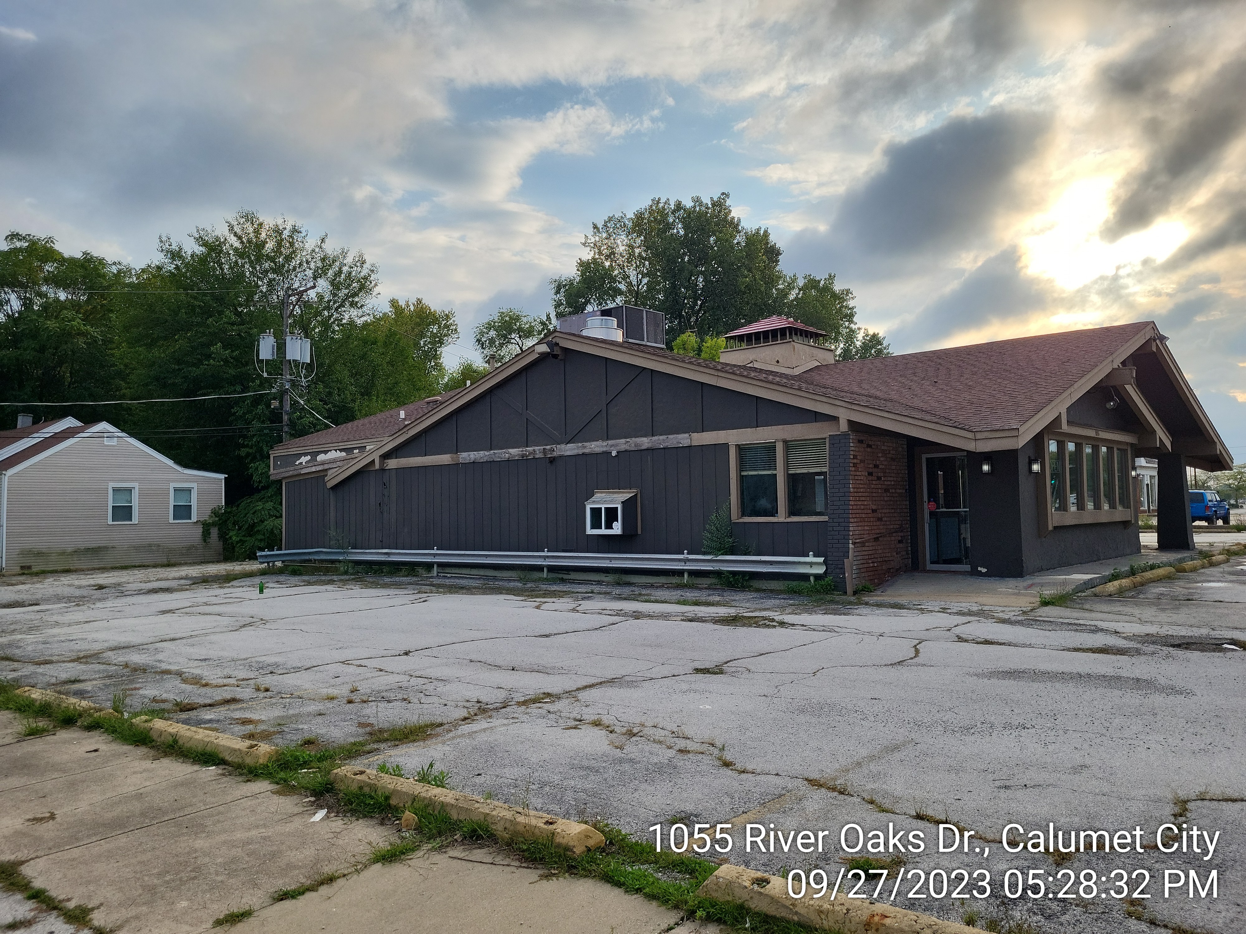 1055 River Oaks Dr photo